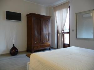 A bed or beds in a room at Casa Patrito - Appartamento Barolo