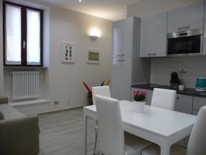 A kitchen or kitchenette at Casa Patrito - Appartamento Barolo