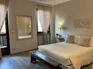 A bed or beds in a room at Casa Patrito - Appartamento Barolo