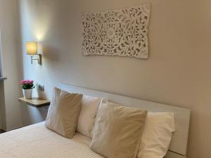 A bed or beds in a room at Casa Patrito - Appartamento Barolo