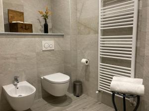 A bathroom at Casa Patrito - Appartamento Barolo