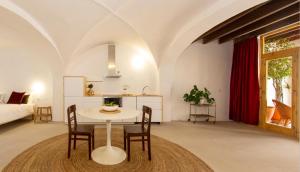 uma cozinha e sala de estar com mesa e cadeiras em Loft cidade antiga em Beja