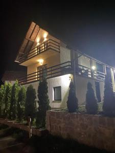 Kuća sa pogledom na Tornik في زلاتيبور: منزل فيه اضاءه في الليل