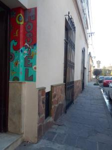 聖薩爾瓦多德胡胡伊的住宿－HOSTEL JUJUY，建筑物的侧面有彩色标志