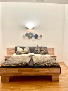 Bett in einem Zimmer mit einer Uhr an der Wand in der Unterkunft Ruhiges Dachgeschoß CityApartment im Zentrum Wiens in Wien