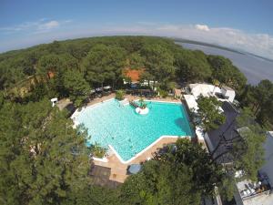 A piscina localizada em Hotel del Lago Golf & Art Resort ou nos arredores