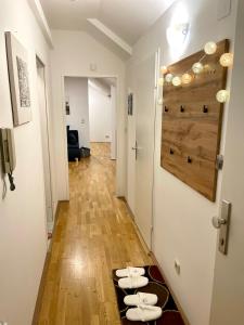 a hallway with towels on the floor of a room at Ruhiges Dachgeschoß CityApartment im Zentrum Wiens in Vienna