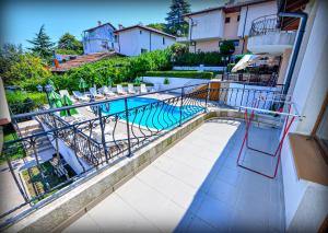 The swimming pool at or close to Villa Aspen Guest House