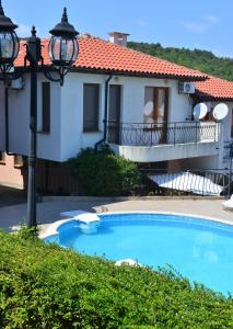 uma piscina em frente a uma casa em Villa Aspen Guest House em Primorsko