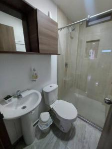 uma casa de banho com um WC, um lavatório e um chuveiro em Acogedor apartamento La Nubia em Manizales
