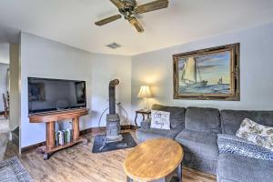 uma sala de estar com um sofá e uma televisão de ecrã plano em Historic Vermont Ski House with Mountain Views! em Roxbury