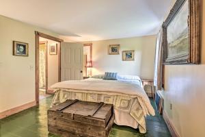 1 dormitorio con cama con tronco de madera en Historic Vermont Ski House with Mountain Views! en Roxbury