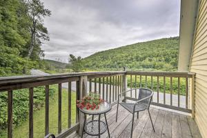 patio con mesa y sillas en el balcón en Historic Vermont Ski House with Mountain Views! en Roxbury