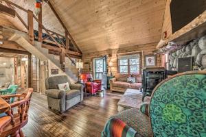 Cabaña de madera con sala de estar con chimenea en Tree-Lined Pollys Perch with Mountain Views!, en Ruidoso