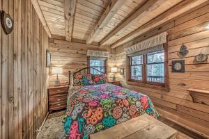 1 dormitorio con 1 cama en una cabaña de madera en Tree-Lined Pollys Perch with Mountain Views!, en Ruidoso