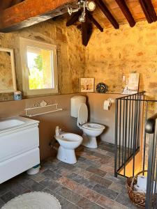 La salle de bains est pourvue de 2 toilettes et d'un lavabo. dans l'établissement Chianti chic, à Gaiole in Chianti