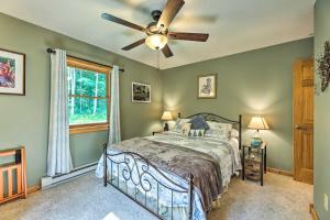 - une chambre avec un lit et un ventilateur de plafond dans l'établissement Slaty Fork Escape with Mountain View and Hot Tub!, à Slaty Fork