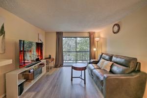 Χώρος καθιστικού στο Modern Family Condo about 12 Mi to Downtown Seattle!