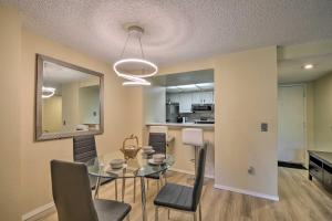 comedor y cocina con mesa de cristal y sillas en Modern Family Condo about 12 Mi to Dtwn Seattle!, en Renton