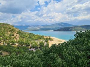 vistas a la playa y a un cuerpo de agua en la parenthèse, en Entrevennes