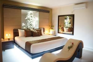 El AlcanforAuto Hotel Deluxe的带一张大床和一把椅子的卧室