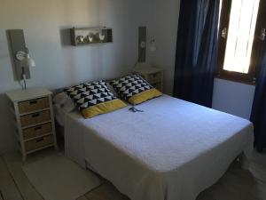 1 dormitorio con cama y ventana en La Cuevita, en La Paloma