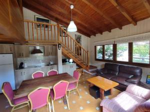 a kitchen and living room with a table and chairs at Casa Esmeralda en ZAFIRO LAGUNAZO Parque Natural Rio Mundo Riopar in Riópar