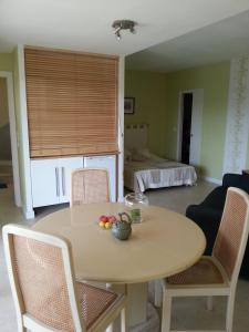 Zimmer mit einem Tisch, Stühlen und einem Bett in der Unterkunft Rose Niche in Cavalaire-sur-Mer