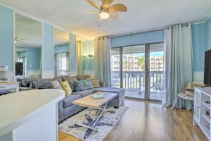 una sala de estar con un sofá y una mesa en Beachside Corpus Christi Condo with Amenities!, en Corpus Christi