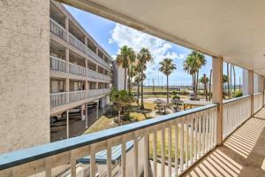 balcón con vistas a la playa y a las palmeras en Beachside Corpus Christi Condo with Amenities!, en Corpus Christi