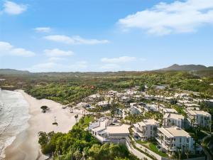vistas aéreas a la playa y a los edificios en Susurros del Corazón, Auberge Resorts Collection, en Cruz de Huanacaxtle