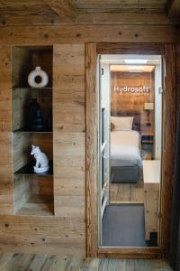pokój z sypialnią z łóżkiem w obiekcie Sci Sport rooms & suites w mieście Bormio