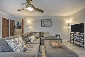 Una televisión o centro de entretenimiento en Updated High Point Retreat with Pool and Backyard