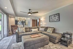 Un lugar para sentarse en Updated High Point Retreat with Pool and Backyard