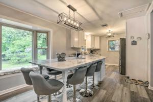Una cocina o cocineta en Updated High Point Retreat with Pool and Backyard