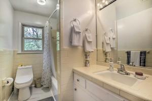 Un baño de Updated High Point Retreat with Pool and Backyard