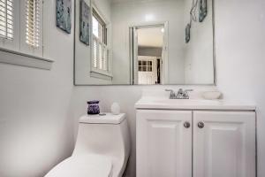 Un baño de Updated High Point Retreat with Pool and Backyard