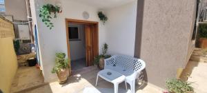 L'Andalousia "10 minutes from airport"的阳台或露台