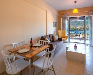 salon ze stołem, krzesłami i kanapą w obiekcie Antigone Apartments Argostoli (Spilia) 2 w mieście Argostoli