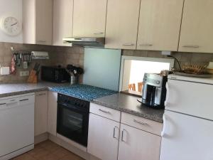 Küche/Küchenzeile in der Unterkunft Ferienwohnung am Rohrbacherhof Sabine Rück