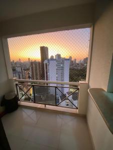 balcón con vistas al perfil urbano en 1810 - Flat para temporada em Goiania-proximo ao Parque Areião, en Goiânia
