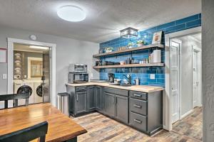 cocina con paredes azules, fregadero y mesa en Peaceful California Home Walk to Dtwn Sanora, en Sonora