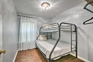 מיטה או מיטות קומותיים בחדר ב-Peaceful California Home Walk to Dtwn Sanora