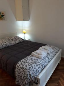 1 dormitorio con 1 cama con toallas en Departamento Yatay Corrientes en Buenos Aires