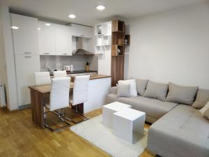 a living room with a couch and a table at Apartman Tara Jagodina, ima free parking u garazi in Jagodina