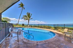 a swimming pool with the ocean in the background at Gorgeous Oceanfront Kihei Condo w/ Balcony! in Wailea