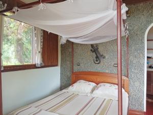- une chambre avec des lits superposés à baldaquin dans l'établissement La Tiaré île aux Nattes, sur l'île Sainte-Marie