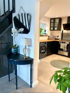 einem blauen Tisch mit einer Lampe in der Küche in der Unterkunft Luxury Oriental Home with Exotic Garden & Free Parking in West Derby