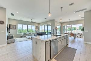 Η κουζίνα ή μικρή κουζίνα στο Fountain Hills Escape with Panoramic Mtn Views!