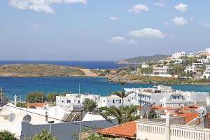 einen Blick auf eine Stadt mit dem Meer im Hintergrund in der Unterkunft St George Studios & Apartments in Batsi